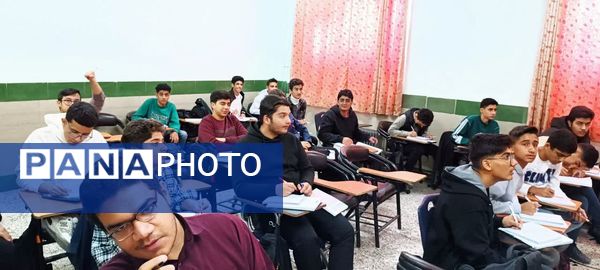 کلاس های تقویتی در دبیرستان نمونه آیت‌الله خامنه ای