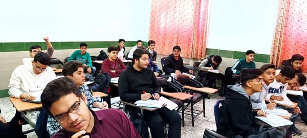 کلاس های تقویتی در دبیرستان نمونه آیت‌الله خامنه ای