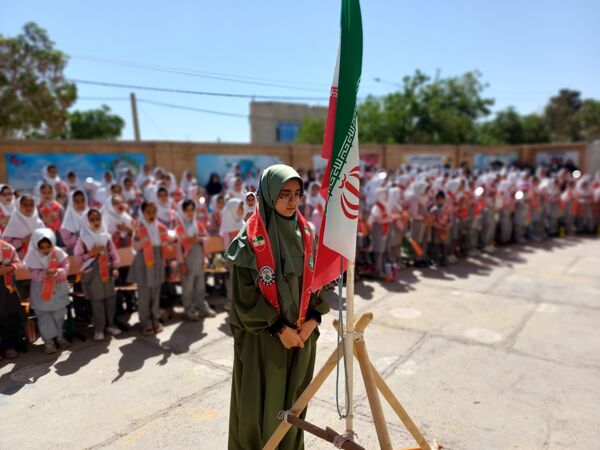 نواختن زنگ سپاس معلم در دبستان دخترانه شاهد نرگس