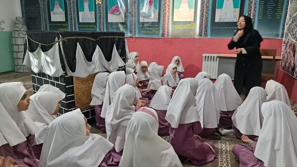 جشن تکلیف دختران کلاس سومی دبستان ام‌ البنین در دارالقرآن مرکزی یزد