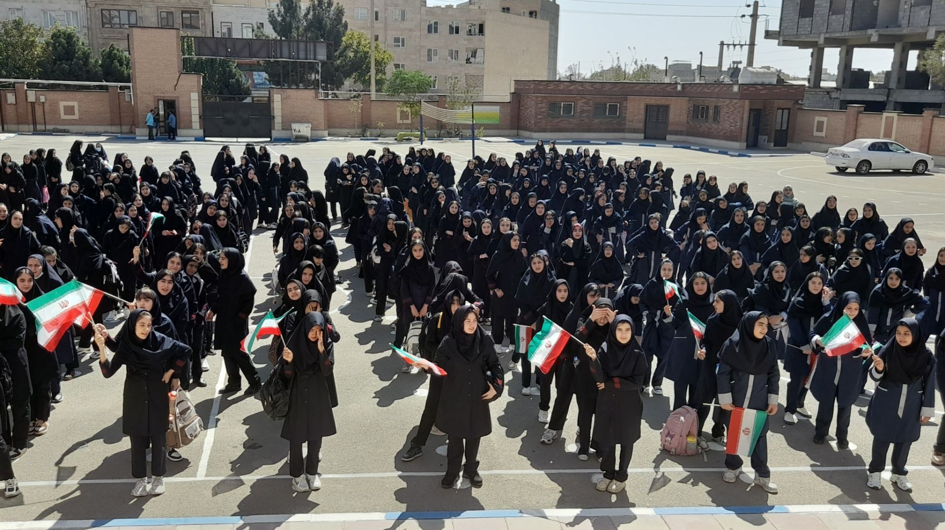 آغاز سال تحصیلی در دبیرستان مهرآفرین با شور و نشاط دانش‌آموزان