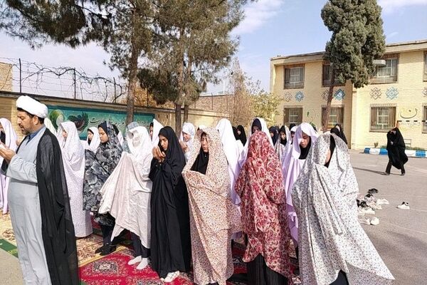 اقامه نماز باران در دبیرستان شهید مجید دهنوی نیشابور 