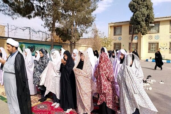 اقامه نماز باران در دبیرستان شهید مجید دهنوی نیشابور 