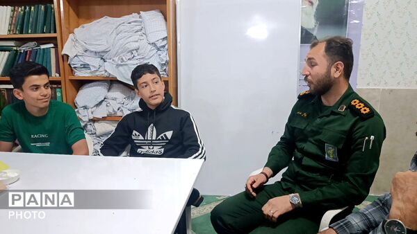 پاتوق پسرانه نوجوان مبارز در آشخانه