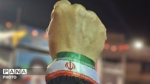 نماز استغاثه به امام زمان (عج) در شصت و دومین قرار عاشقانه، میدان امام خمینی(ره) شهرستان کوهدشت