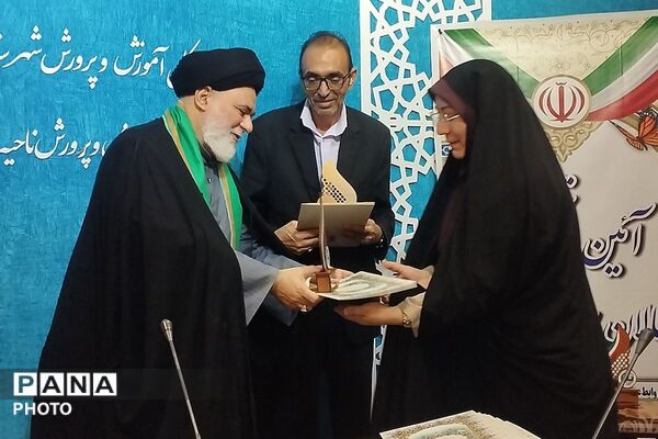 آئین تجلیل از فعالان حوزه پرورشی مدارس متوسطه بهارستان دو