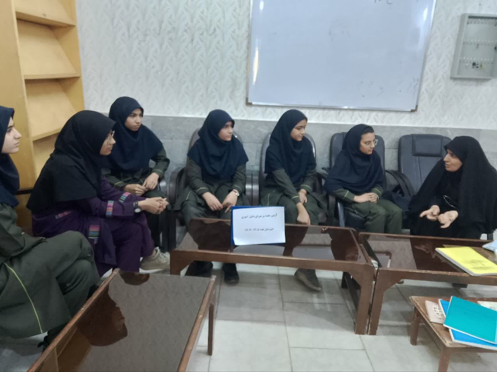 دانش‌آموزان بازوهای قدرتمندی برای کمک به مدرسه هستند
