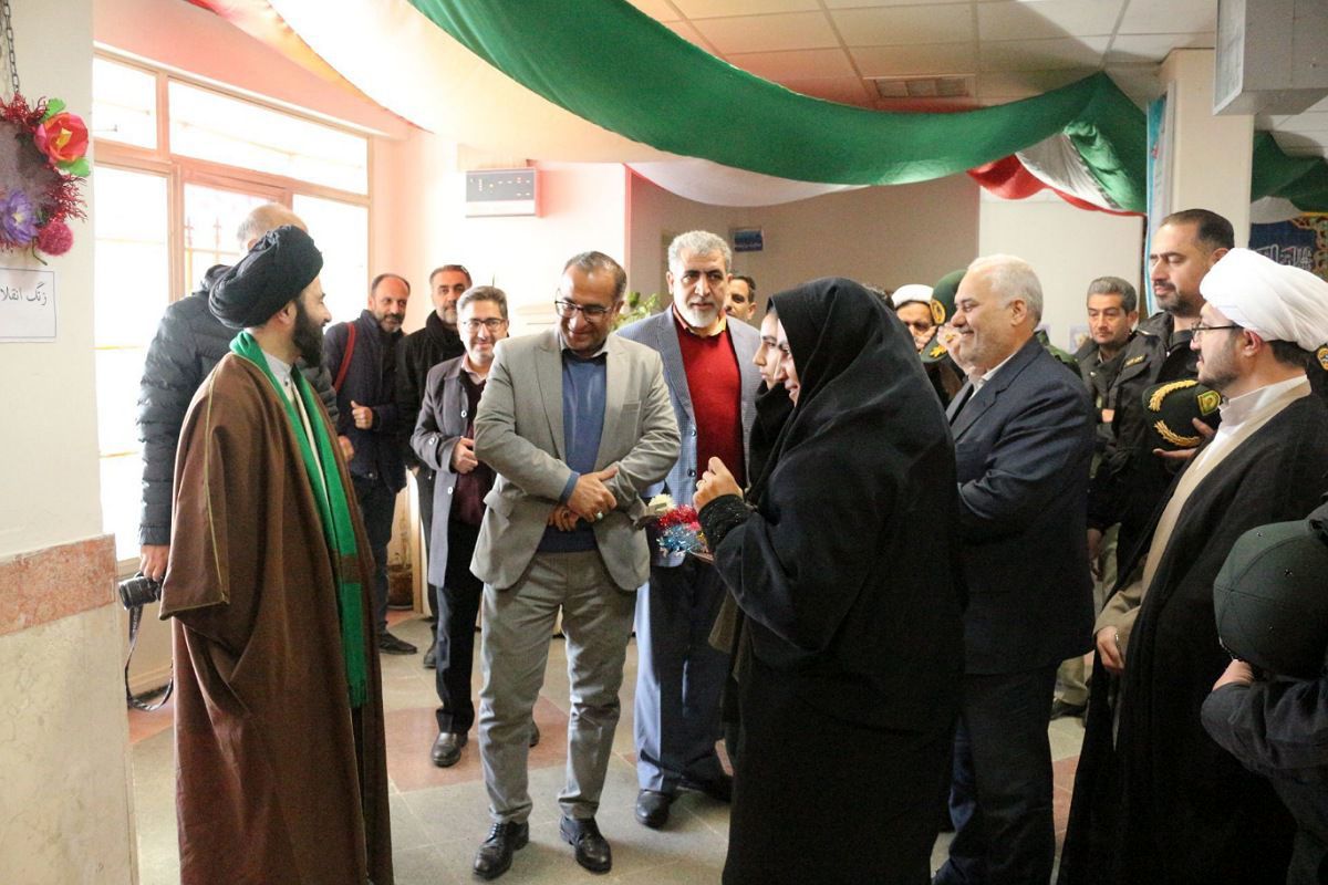 نواختن زنگ انقلاب در مدرسه فاطمه الزهرا(س) فیروزکوه