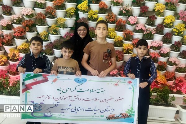 حضور دانش‌آموزان ناحیه دو شهرری به مناسبت آغاز هفته سلامت در نماز جمعه