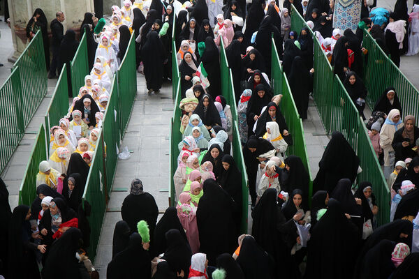 دختران، مهمان حضرت معصومه(س) شدند