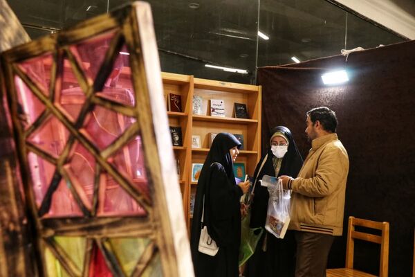 برپایی نمایشگاه کتاب در مجتمع طلای سفید بجنورد 