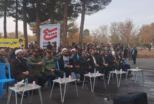  غبارروبی مزار شهدا در نیشابور 