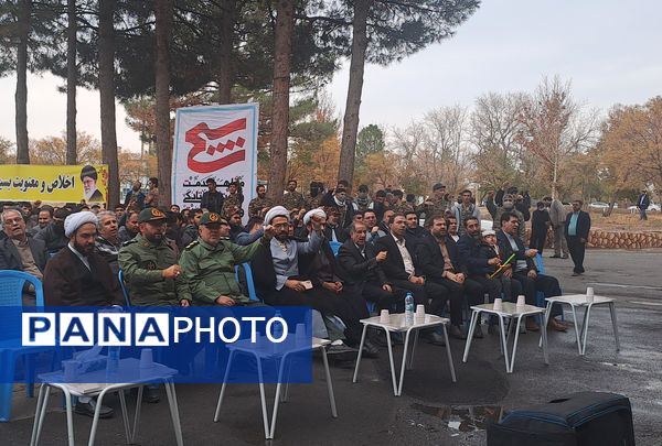  غبارروبی مزار شهدا در نیشابور 