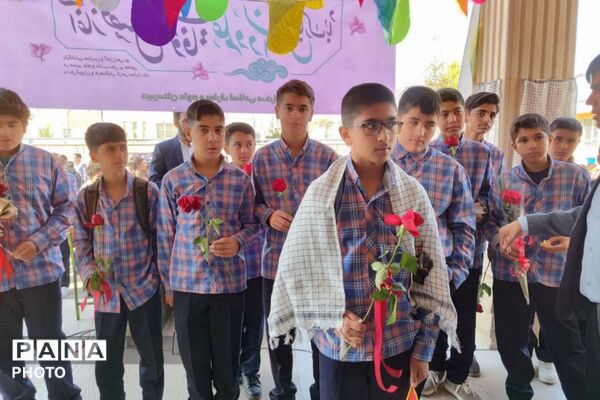 آیین بازگشایی و گرامیداشت هفته دفاع مقدس در دبیرستان علوم و معارف صدرا شیراز
