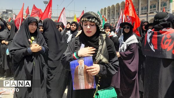 نمایشِ اقتدار در تشییعِ رهبر شهید