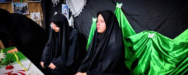 استقبال دانش‌آموزان دبیرستان شهید برقعی 2 قم از یک لاله فاطمی