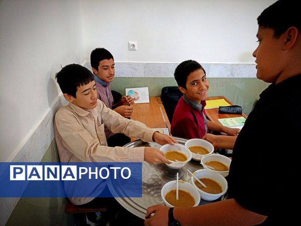 پخش غذای نذری بین دانش آموزان دبیرستان میثاق 