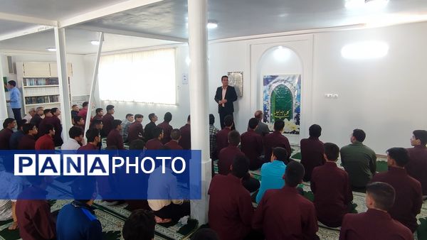 نواخته شدن زنگ نماز در دبیرستان نمونه آیت الله خامنه‌ای کاشمر 