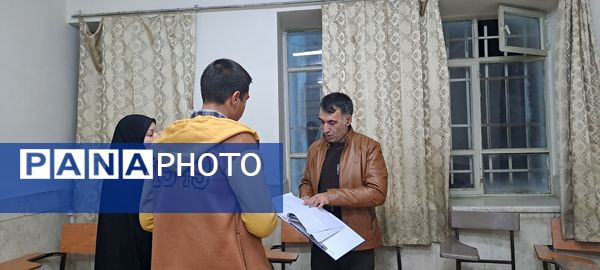  دیدار والدین با معلمان در دبیرستان ابوذر غفاری نیشابور