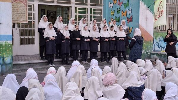 مراسم افطاری در دبستان دخترانه شهید باهنر با حضور دانش‌آموزان و اولیاء