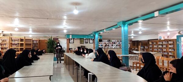 بازدید دانش‌آموزان دبیرستان امام حسین‌(ع) دوره دوم از کتابخانه عمومی شهر
