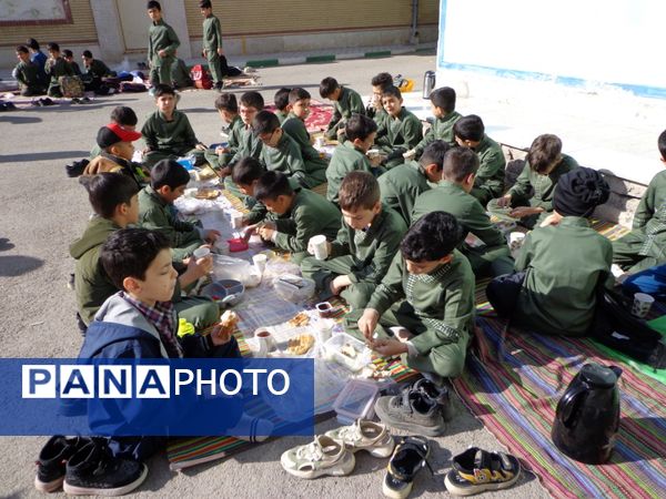 دورهمی «صبحانه سالم»  در دبستان شهدای غزه قم