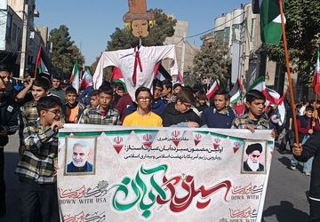 حضور پرشور دانش‌آموزان پیشوایی در راهپیمایی ۱۳ آبان با رنگ و شعار مقاومت