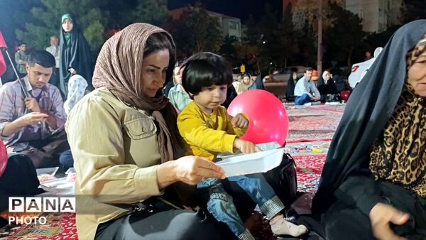 ضیافت رنگارنگ غدیر در ایستگاه خوراکی کرم خونه بابا علی«مسجد المنتظر»