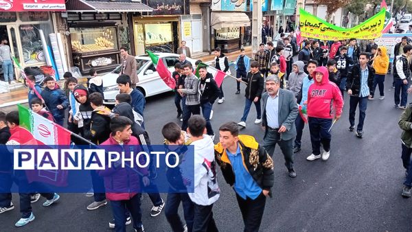 حماسه‌آفرینی دانش‌آموزان کمیجانی در راهپیمایی۱۳ آبان 