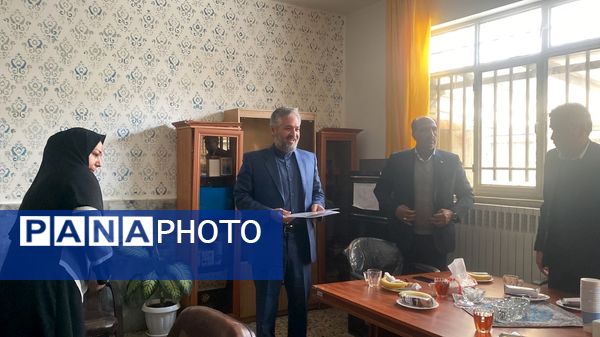 تقدیر از مشاور هنرستان مهدیزاده نیا ناحیه هفت مشهد