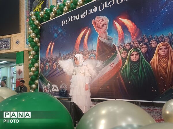 تجدید بیعت دختران وطن با آرمان‌های انقلاب در حسینیه امام