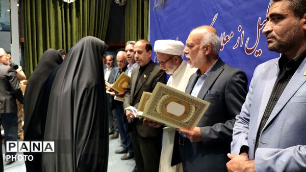 آیین تجلیل از معلمان برگزیده مدارس غیردولتی استان قم