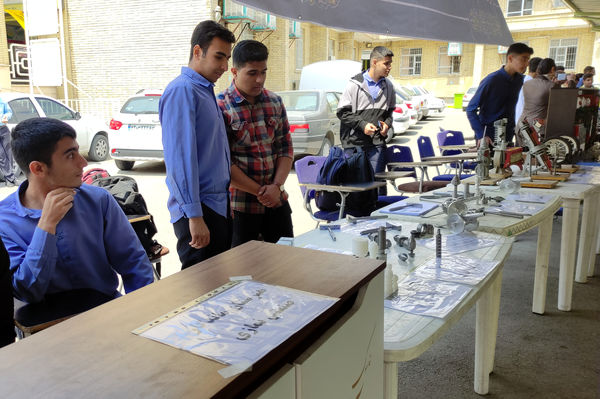 نمایشگاه آثار هنری هنرستان‌ها به‌مناسبت هفته مشاغل 