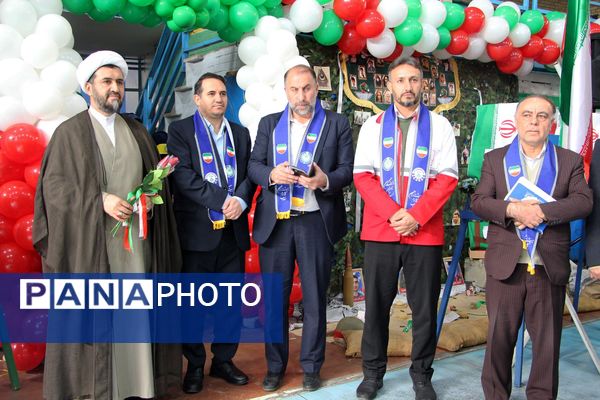 هم‌سرایی هزار نفری دانش‌آموزان یاور انقلاب در اسلامشهر