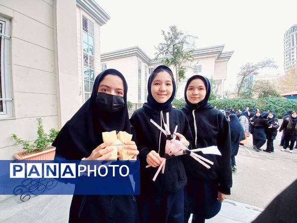 نمایشگاه دست‌سازه در دبیرستان مصلی نزاد حضرت زهرا(س) ناحیه سه