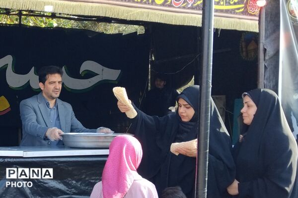بهارستان دو در مسیر عشق؛ میزبانی فرهنگیان از زائران حسینی در عوارضی پرند