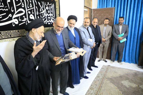 اهدای هدایای مقام معظم رهبری به دانش‌آموزان بیرجندی 