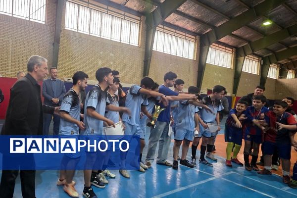 رقابت دانش‌آموزان رباط‌کریم در مسابقات بین مدرسه‌ای فوتسال