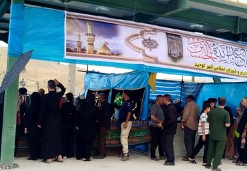 حضور زوار اربعین حسینی در موکب های واقع در ورودی شهر ایلام 