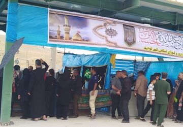 حضور زوار اربعین حسینی در موکب های واقع در ورودی شهر ایلام 