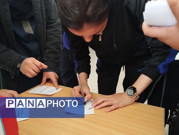 انتخابات شورای دانش‌آموزی در دبیرستان فاطمه آهنچی مشهد