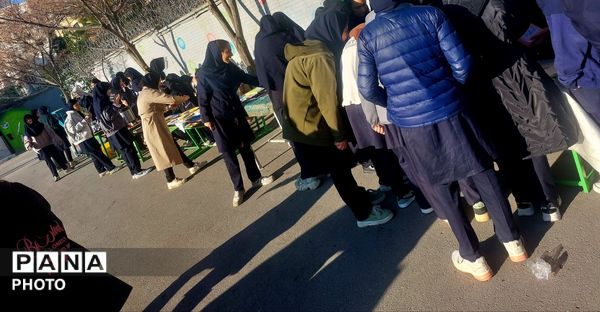 بازارچه کارآفرینی دانش‌آموزی در دبیرستان دخترانه سرافرازان ۲ ناحیه ۶ مشهد