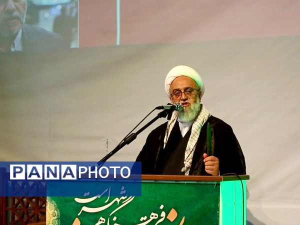 نماز جمعه ای با رنگ خون شهید در کاشمر