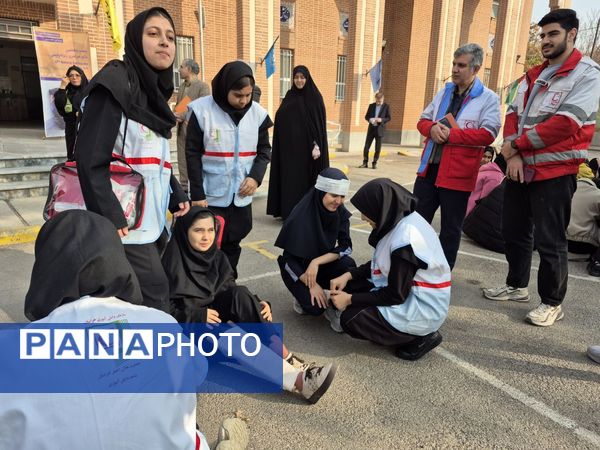 مانور سراسری زلزله در دبیرستان اعطایی ناحیه ۳ مشهد