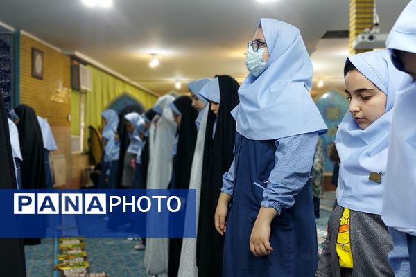 اقامه نماز جماعت در دبستان دخترانه حکمت شهرری