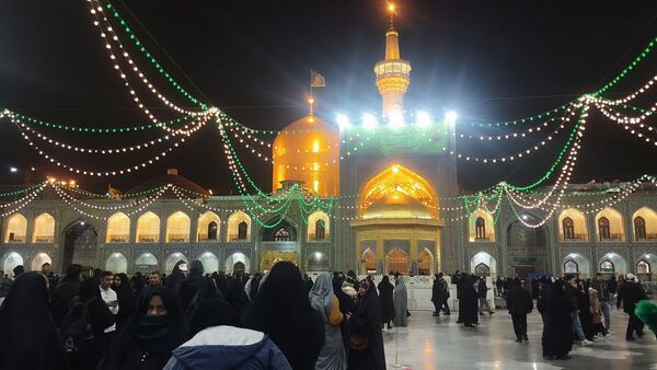 حرم مطهر امام رضا (ع) در شب مبعث رسول خدا