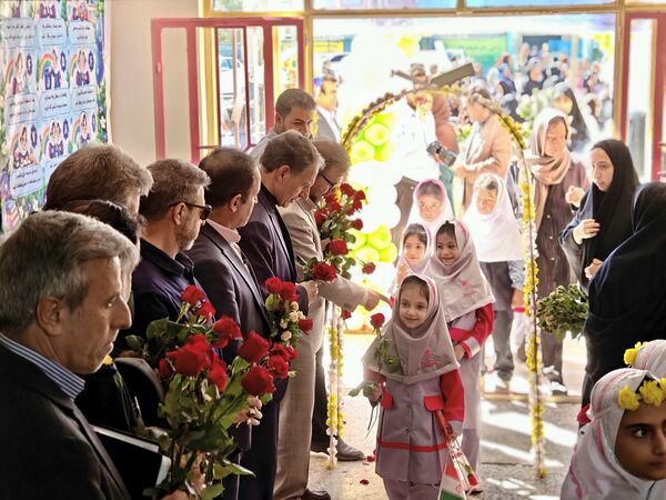 مدارس کرمانشاه با جشن شکوفه‌ها و جوانه‌ها به استقبال سال تحصیلی رفتند
