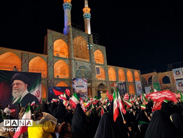 تجمع مردم دارالعباده یزد در حسینیه امیرچخماق با حضور چهره‌های شبکه پویا