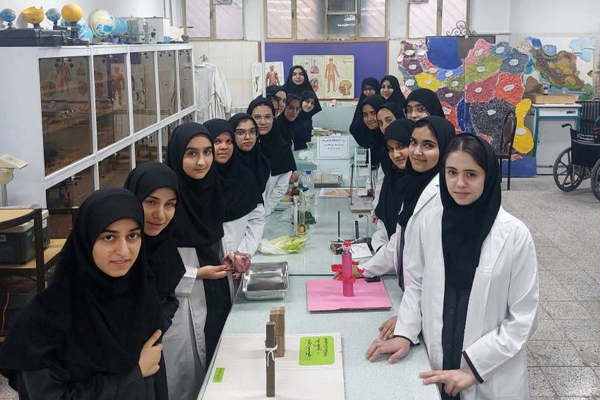 روز آزمایشگاه در دبیرستان شاهد ندای فاطمه (س) ناحیه دو شهرری 