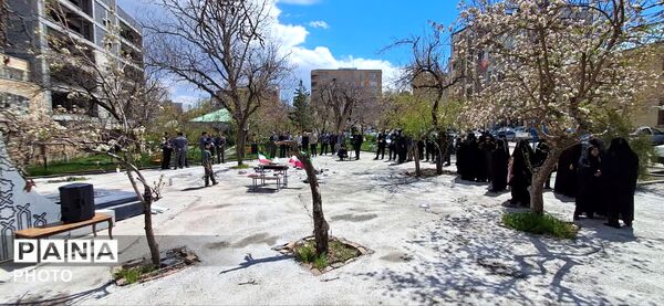 نمایش دانش‌آموزان دختر در سوگ شهدای میناب